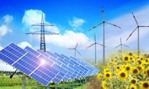 Komposition aus Solarzellen, Sonnenblumen und Strommasten - Erneuerbare Energienfonds
