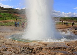 Geysir schießt sein Wasser in die Höhe - Geothermiekraftwerke
